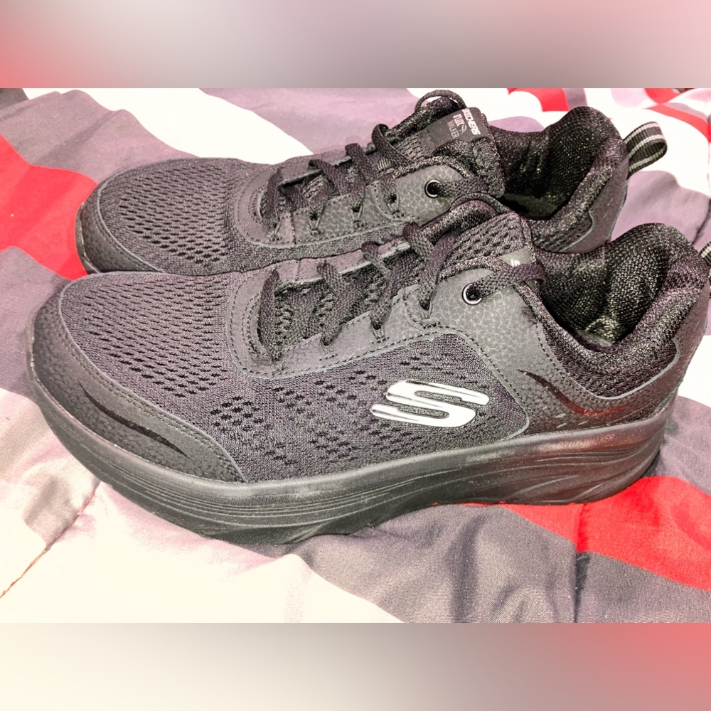 Skechers D’Lux Walker Infinite tennis shoes